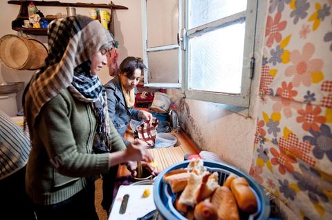 9 février : Dans la cuisine la soeur Leila et la demi-soeur de bouazizi prépare le repas du 40ème jour. Dans la maison de Mohamed Bouazizi le 40ème jour de sa mort. Avec sa famille proche, mère, oncle, frère et soeurs, et amis du quartier célébration du 40ème jour de la mort de Mohamed Bouazizi. Dans la culture musulmane, le 40ème jour est le jour ou l'âme du défunt quitte la terre pour rejoindre le paradis, mùais aussi le jour où les parents doivent accepter ce départ de l'etre cher, le jour où l'on décrète la fin du deuil. ce jour là les proches de la famille viennent manger à la maison de la famille du défunt.