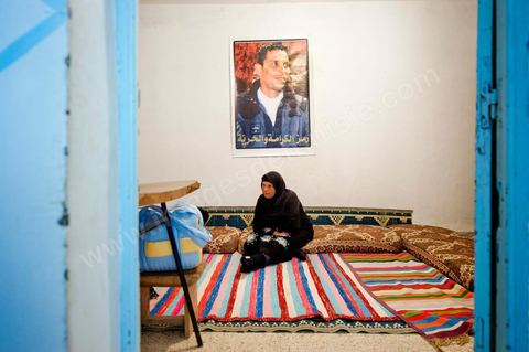9 février : dans la chambre, la maman de Mohamed à la maison de Mohamed Bouazizi le 40ème jour de sa mort. Avec sa famille proche, mère, oncle, frère et soeurs, et amis du quartier célébration du 40ème jour de la mort de Mohamed Bouazizi. Dans la culture musulmane, le 40ème jour est le jour ou l'âme du défunt quitte la terre pour rejoindre le paradis, mùais aussi le jour où les parents doivent accepter ce départ de l'etre cher, le jour où l'on décrète la fin du deuil. ce jour là les proches de la famille viennent manger à la maison de la famille du défunt.