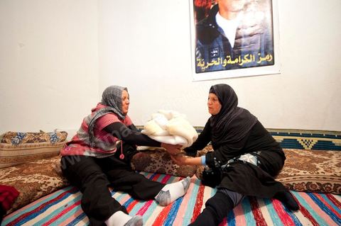 9 février : La maman et sa belle fille avec Omar le nouveau né de Salem, frère de Mohamed, né le 17 décembre 2010, le jour de l'immolation de Mohamed Bouazizi. A la maison de Mohamed Bouazizi le 40ème jour de sa mort. Avec sa famille proche, mère, oncle, frère et soeurs, et amis du quartier célébration du 40ème jour de la mort de Mohamed Bouazizi. Dans la culture musulmane, le 40ème jour est le jour ou l'âme du défunt quitte la terre pour rejoindre le paradis, mùais aussi le jour où les parents doivent accepter ce départ de l'etre cher, le jour où l'on décrète la fin du deuil. ce jour là les proches de la famille viennent manger à la maison de la famille du défunt.