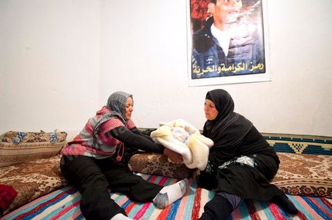 9 février : La maman et sa belle fille avec Omar le nouveau né de Salem, frère de Mohamed, né le 17 décembre 2010, le jour de l'immolation de Mohamed Bouazizi. A la maison de Mohamed Bouazizi le 40ème jour de sa mort. Avec sa famille proche, mère, oncle, frère et soeurs, et amis du quartier célébration du 40ème jour de la mort de Mohamed Bouazizi. Dans la culture musulmane, le 40ème jour est le jour ou l'âme du défunt quitte la terre pour rejoindre le paradis, mùais aussi le jour où les parents doivent accepter ce départ de l'etre cher, le jour où l'on décrète la fin du deuil. ce jour là les proches de la famille viennent manger à la maison de la famille du défunt.