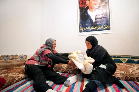 9 février : La maman et sa belle fille avec Omar le nouveau né de Salem, frère de Mohamed, né le 17 décembre 2010, le jour de l'immolation de Mohamed Bouazizi. A la maison de Mohamed Bouazizi le 40ème jour de sa mort. Avec sa famille proche, mère, oncle, frère et soeurs, et amis du quartier célébration du 40ème jour de la mort de Mohamed Bouazizi. Dans la culture musulmane, le 40ème jour est le jour ou l'âme du défunt quitte la terre pour rejoindre le paradis, mùais aussi le jour où les parents doivent accepter ce départ de l'etre cher, le jour où l'on décrète la fin du deuil. ce jour là les proches de la famille viennent manger à la maison de la famille du défunt.