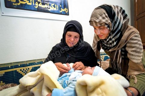 9 février : La maman et sa fille avec Omar le nouveau né de Salem, frère de Mohamed, né le 17 décembre 2010, le jour de l'immolation de Mohamed Bouazizi. A la maison de Mohamed Bouazizi le 40ème jour de sa mort. Avec sa famille proche, mère, oncle, frère et soeurs, et amis du quartier célébration du 40ème jour de la mort de Mohamed Bouazizi. Dans la culture musulmane, le 40ème jour est le jour ou l'âme du défunt quitte la terre pour rejoindre le paradis, mùais aussi le jour où les parents doivent accepter ce départ de l'etre cher, le jour où l'on décrète la fin du deuil. ce jour là les proches de la famille viennent manger à la maison de la famille du défunt.