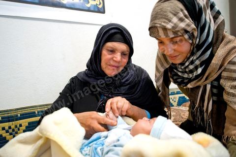9 février : La maman et sa fille avec Omar le nouveau né de Salem, frère de Mohamed, né le 17 décembre 2010, le jour de l'immolation de Mohamed Bouazizi. A la maison de Mohamed Bouazizi le 40ème jour de sa mort. Avec sa famille proche, mère, oncle, frère et soeurs, et amis du quartier célébration du 40ème jour de la mort de Mohamed Bouazizi. Dans la culture musulmane, le 40ème jour est le jour ou l'âme du défunt quitte la terre pour rejoindre le paradis, mùais aussi le jour où les parents doivent accepter ce départ de l'etre cher, le jour où l'on décrète la fin du deuil. ce jour là les proches de la famille viennent manger à la maison de la famille du défunt.