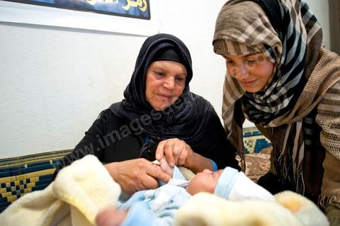 9 février : La maman et sa fille avec Omar le nouveau né de Salem, frère de Mohamed, né le 17 décembre 2010, le jour de l'immolation de Mohamed Bouazizi. A la maison de Mohamed Bouazizi le 40ème jour de sa mort. Avec sa famille proche, mère, oncle, frère et soeurs, et amis du quartier célébration du 40ème jour de la mort de Mohamed Bouazizi. Dans la culture musulmane, le 40ème jour est le jour ou l'âme du défunt quitte la terre pour rejoindre le paradis, mùais aussi le jour où les parents doivent accepter ce départ de l'etre cher, le jour où l'on décrète la fin du deuil. ce jour là les proches de la famille viennent manger à la maison de la famille du défunt.