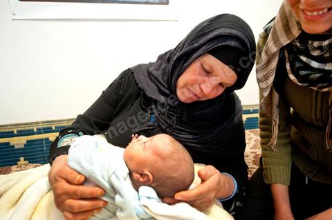 9 février : La maman et sa fille avec Omar le nouveau né de Salem, frère de Mohamed, né le 17 décembre 2010, le jour de l'immolation de Mohamed Bouazizi. A la maison de Mohamed Bouazizi le 40ème jour de sa mort. Avec sa famille proche, mère, oncle, frère et soeurs, et amis du quartier célébration du 40ème jour de la mort de Mohamed Bouazizi. Dans la culture musulmane, le 40ème jour est le jour ou l'âme du défunt quitte la terre pour rejoindre le paradis, mùais aussi le jour où les parents doivent accepter ce départ de l'etre cher, le jour où l'on décrète la fin du deuil. ce jour là les proches de la famille viennent manger à la maison de la famille du défunt.