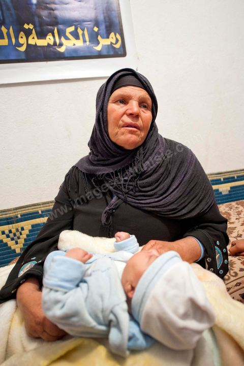 9 février : La maman de Mohamed avec Omar le nouveau né de Salem, frère de Mohamed, né le 17 décembre 2010, le jour de l'immolation de Mohamed Bouazizi. A la maison de Mohamed Bouazizi le 40ème jour de sa mort. Avec sa famille proche, mère, oncle, frère et soeurs, et amis du quartier célébration du 40ème jour de la mort de Mohamed Bouazizi. Dans la culture musulmane, le 40ème jour est le jour ou l'âme du défunt quitte la terre pour rejoindre le paradis, mùais aussi le jour où les parents doivent accepter ce départ de l'etre cher, le jour où l'on décrète la fin du deuil. ce jour là les proches de la famille viennent manger à la maison de la famille du défunt.