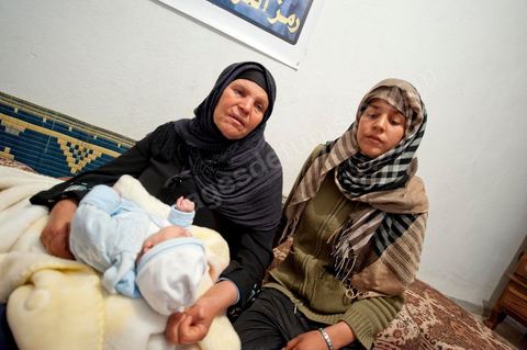 9 février : La maman et sa fille avec Omar le nouveau né de Salem, frère de Mohamed, né le 17 décembre 2010, le jour de l'immolation de Mohamed Bouazizi. A la maison de Mohamed Bouazizi le 40ème jour de sa mort. Avec sa famille proche, mère, oncle, frère et soeurs, et amis du quartier célébration du 40ème jour de la mort de Mohamed Bouazizi. Dans la culture musulmane, le 40ème jour est le jour ou l'âme du défunt quitte la terre pour rejoindre le paradis, mùais aussi le jour où les parents doivent accepter ce départ de l'etre cher, le jour où l'on décrète la fin du deuil. ce jour là les proches de la famille viennent manger à la maison de la famille du défunt.
