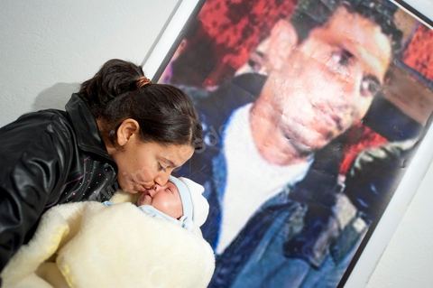 9 février : La soeur de Mohamed avec Omar le nouveau né de Salem, frère de Mohamed, né le 17 décembre 2010, le jour de l'immolation de Mohamed Bouazizi. A la maison de Mohamed Bouazizi le 40ème jour de sa mort. Avec sa famille proche, mère, oncle, frère et soeurs, et amis du quartier célébration du 40ème jour de la mort de Mohamed Bouazizi. Dans la culture musulmane, le 40ème jour est le jour ou l'âme du défunt quitte la terre pour rejoindre le paradis, mùais aussi le jour où les parents doivent accepter ce départ de l'etre cher, le jour où l'on décrète la fin du deuil. ce jour là les proches de la famille viennent manger à la maison de la famille du défunt.