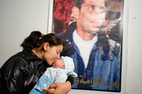9 février : La soeur de Mohamed avec Omar le nouveau né de Salem, frère de Mohamed, né le 17 décembre 2010, le jour de l'immolation de Mohamed Bouazizi. A la maison de Mohamed Bouazizi le 40ème jour de sa mort. Avec sa famille proche, mère, oncle, frère et soeurs, et amis du quartier célébration du 40ème jour de la mort de Mohamed Bouazizi. Dans la culture musulmane, le 40ème jour est le jour ou l'âme du défunt quitte la terre pour rejoindre le paradis, mùais aussi le jour où les parents doivent accepter ce départ de l'etre cher, le jour où l'on décrète la fin du deuil. ce jour là les proches de la famille viennent manger à la maison de la famille du défunt.