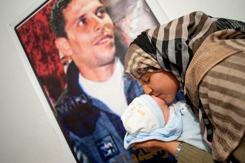 9 février : la soeur de Mohamed, avec Omar le nouveau né de Salem, frère de Mohamed, né le 17 décembre 2010, le jour de l'immolation de Mohamed Bouazizi. A la maison de Mohamed Bouazizi le 40ème jour de sa mort. Avec sa famille proche, mère, oncle, frère et soeurs, et amis du quartier célébration du 40ème jour de la mort de Mohamed Bouazizi. Dans la culture musulmane, le 40ème jour est le jour ou l'âme du défunt quitte la terre pour rejoindre le paradis, mùais aussi le jour où les parents doivent accepter ce départ de l'etre cher, le jour où l'on décrète la fin du deuil. ce jour là les proches de la famille viennent manger à la maison de la famille du défunt.