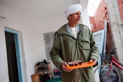 9 février : Ahmed, l'oncle de Moahmed, à la maison de Mohamed Bouazizi le 40ème jour de sa mort. Avec sa famille proche, mère, oncle, frère et soeurs, et amis du quartier célébration du 40ème jour de la mort de Mohamed Bouazizi. Dans la culture musulmane, le 40ème jour est le jour ou l'âme du défunt quitte la terre pour rejoindre le paradis, mùais aussi le jour où les parents doivent accepter ce départ de l'etre cher, le jour où l'on décrète la fin du deuil. ce jour là les proches de la famille viennent manger à la maison de la famille du défunt.