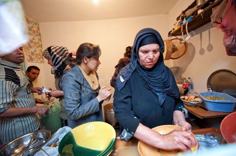 9 février : dans la cuisine, la maman de Mohamed et ses filles préparent le repas pour les invités à la maison de Mohamed Bouazizi le 40ème jour de sa mort. Avec sa famille proche, mère, oncle, frère et soeurs, et amis du quartier célébration du 40ème jour de la mort de Mohamed Bouazizi. Dans la culture musulmane, le 40ème jour est le jour ou l'âme du défunt quitte la terre pour rejoindre le paradis, mùais aussi le jour où les parents doivent accepter ce départ de l'etre cher, le jour où l'on décrète la fin du deuil. ce jour là les proches de la famille viennent manger à la maison de la famille du défunt.