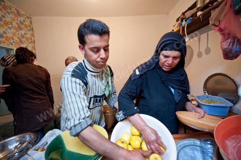 9 février : dans la cuisine, la maman de Mohamed et ses filles préparent le repas pour les invités à la maison de Mohamed Bouazizi le 40ème jour de sa mort. Avec sa famille proche, mère, oncle, frère et soeurs, et amis du quartier célébration du 40ème jour de la mort de Mohamed Bouazizi. Dans la culture musulmane, le 40ème jour est le jour ou l'âme du défunt quitte la terre pour rejoindre le paradis, mùais aussi le jour où les parents doivent accepter ce départ de l'etre cher, le jour où l'on décrète la fin du deuil. ce jour là les proches de la famille viennent manger à la maison de la famille du défunt.