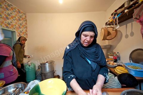 9 février : dans la cuisine, la maman de Mohamed et ses filles préparent le repas pour les invités à la maison de Mohamed Bouazizi le 40ème jour de sa mort. Avec sa famille proche, mère, oncle, frère et soeurs, et amis du quartier célébration du 40ème jour de la mort de Mohamed Bouazizi. Dans la culture musulmane, le 40ème jour est le jour ou l'âme du défunt quitte la terre pour rejoindre le paradis, mùais aussi le jour où les parents doivent accepter ce départ de l'etre cher, le jour où l'on décrète la fin du deuil. ce jour là les proches de la famille viennent manger à la maison de la famille du défunt.