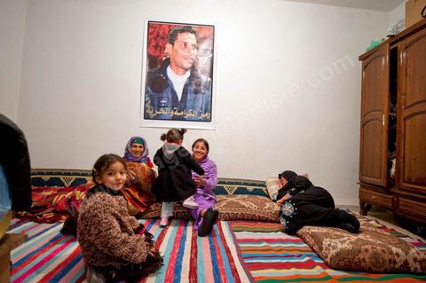 9 février : à la maison de Mohamed Bouazizi le 40ème jour de sa mort. Avec sa famille proche, mère, oncle, frère et soeurs, et amis du quartier célébration du 40ème jour de la mort de Mohamed Bouazizi. Dans la culture musulmane, le 40ème jour est le jour ou l'âme du défunt quitte la terre pour rejoindre le paradis, mùais aussi le jour où les parents doivent accepter ce départ de l'etre cher, le jour où l'on décrète la fin du deuil. ce jour là les proches de la famille viennent manger à la maison de la famille du défunt.