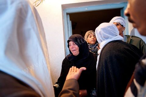 9 février : Les hommes venus prier et rendre hommage à Mohamed viennent saluer et soutenir la maman de Mohamed avant de se retirer. A la maison de Mohamed Bouazizi le 40ème jour de sa mort. Avec sa famille proche, mère, oncle, frère et soeurs, et amis du quartier célébration du 40ème jour de la mort de Mohamed Bouazizi. Dans la culture musulmane, le 40ème jour est le jour ou l'âme du défunt quitte la terre pour rejoindre le paradis, mùais aussi le jour où les parents doivent accepter ce départ de l'etre cher, le jour où l'on décrète la fin du deuil. ce jour là les proches de la famille viennent manger à la maison de la famille du défunt.