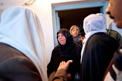 9 février : Les hommes venus prier et rendre hommage à Mohamed viennent saluer et soutenir la maman de Mohamed avant de se retirer. A la maison de Mohamed Bouazizi le 40ème jour de sa mort. Avec sa famille proche, mère, oncle, frère et soeurs, et amis du quartier célébration du 40ème jour de la mort de Mohamed Bouazizi. Dans la culture musulmane, le 40ème jour est le jour ou l'âme du défunt quitte la terre pour rejoindre le paradis, mùais aussi le jour où les parents doivent accepter ce départ de l'etre cher, le jour où l'on décrète la fin du deuil. ce jour là les proches de la famille viennent manger à la maison de la famille du défunt.