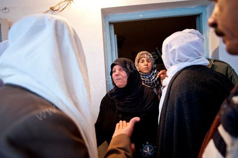 9 février : Les hommes venus prier et rendre hommage à Mohamed viennent saluer et soutenir la maman de Mohamed avant de se retirer. A la maison de Mohamed Bouazizi le 40ème jour de sa mort. Avec sa famille proche, mère, oncle, frère et soeurs, et amis du quartier célébration du 40ème jour de la mort de Mohamed Bouazizi. Dans la culture musulmane, le 40ème jour est le jour ou l'âme du défunt quitte la terre pour rejoindre le paradis, mùais aussi le jour où les parents doivent accepter ce départ de l'etre cher, le jour où l'on décrète la fin du deuil. ce jour là les proches de la famille viennent manger à la maison de la famille du défunt.