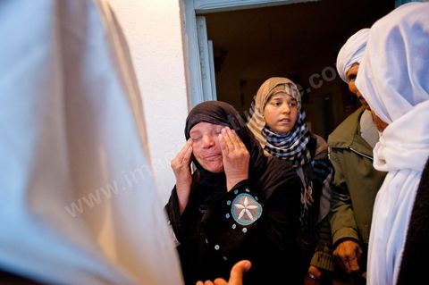 9 février : Les hommes venus prier et rendre hommage à Mohamed viennent saluer et soutenir la maman de Mohamed avant de se retirer. A la maison de Mohamed Bouazizi le 40ème jour de sa mort. Avec sa famille proche, mère, oncle, frère et soeurs, et amis du quartier célébration du 40ème jour de la mort de Mohamed Bouazizi. Dans la culture musulmane, le 40ème jour est le jour ou l'âme du défunt quitte la terre pour rejoindre le paradis, mùais aussi le jour où les parents doivent accepter ce départ de l'etre cher, le jour où l'on décrète la fin du deuil. ce jour là les proches de la famille viennent manger à la maison de la famille du défunt.