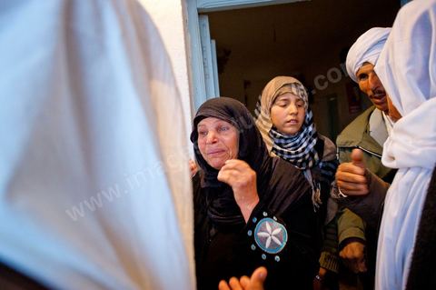 9 février : Les hommes venus prier et rendre hommage à Mohamed viennent saluer et soutenir la maman de Mohamed avant de se retirer. A la maison de Mohamed Bouazizi le 40ème jour de sa mort. Avec sa famille proche, mère, oncle, frère et soeurs, et amis du quartier célébration du 40ème jour de la mort de Mohamed Bouazizi. Dans la culture musulmane, le 40ème jour est le jour ou l'âme du défunt quitte la terre pour rejoindre le paradis, mùais aussi le jour où les parents doivent accepter ce départ de l'etre cher, le jour où l'on décrète la fin du deuil. ce jour là les proches de la famille viennent manger à la maison de la famille du défunt.