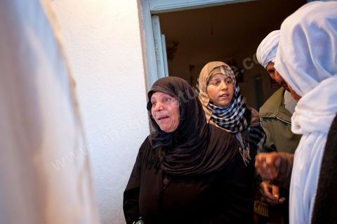 9 février : Les hommes venus prier et rendre hommage à Mohamed viennent saluer et soutenir la maman de Mohamed avant de se retirer. A la maison de Mohamed Bouazizi le 40ème jour de sa mort. Avec sa famille proche, mère, oncle, frère et soeurs, et amis du quartier célébration du 40ème jour de la mort de Mohamed Bouazizi. Dans la culture musulmane, le 40ème jour est le jour ou l'âme du défunt quitte la terre pour rejoindre le paradis, mùais aussi le jour où les parents doivent accepter ce départ de l'etre cher, le jour où l'on décrète la fin du deuil. ce jour là les proches de la famille viennent manger à la maison de la famille du défunt.