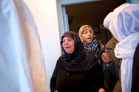 9 février : Les hommes venus prier et rendre hommage à Mohamed viennent saluer et soutenir la maman de Mohamed avant de se retirer. A la maison de Mohamed Bouazizi le 40ème jour de sa mort. Avec sa famille proche, mère, oncle, frère et soeurs, et amis du quartier célébration du 40ème jour de la mort de Mohamed Bouazizi. Dans la culture musulmane, le 40ème jour est le jour ou l'âme du défunt quitte la terre pour rejoindre le paradis, mùais aussi le jour où les parents doivent accepter ce départ de l'etre cher, le jour où l'on décrète la fin du deuil. ce jour là les proches de la famille viennent manger à la maison de la famille du défunt.
