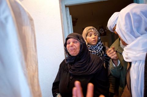 9 février : Les hommes venus prier et rendre hommage à Mohamed viennent saluer et soutenir la maman de Mohamed avant de se retirer. A la maison de Mohamed Bouazizi le 40ème jour de sa mort. Avec sa famille proche, mère, oncle, frère et soeurs, et amis du quartier célébration du 40ème jour de la mort de Mohamed Bouazizi. Dans la culture musulmane, le 40ème jour est le jour ou l'âme du défunt quitte la terre pour rejoindre le paradis, mùais aussi le jour où les parents doivent accepter ce départ de l'etre cher, le jour où l'on décrète la fin du deuil. ce jour là les proches de la famille viennent manger à la maison de la famille du défunt.