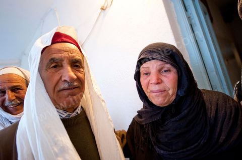 9 février : Les hommes venus prier et rendre hommage à Mohamed viennent saluer et soutenir la maman de Mohamed avant de se retirer. A la maison de Mohamed Bouazizi le 40ème jour de sa mort. Avec sa famille proche, mère, oncle, frère et soeurs, et amis du quartier célébration du 40ème jour de la mort de Mohamed Bouazizi. Dans la culture musulmane, le 40ème jour est le jour ou l'âme du défunt quitte la terre pour rejoindre le paradis, mùais aussi le jour où les parents doivent accepter ce départ de l'etre cher, le jour où l'on décrète la fin du deuil. ce jour là les proches de la famille viennent manger à la maison de la famille du défunt.