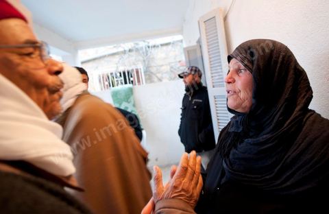9 février : Les hommes venus prier et rendre hommage à Mohamed viennent saluer et soutenir la maman de Mohamed avant de se retirer. A la maison de Mohamed Bouazizi le 40ème jour de sa mort. Avec sa famille proche, mère, oncle, frère et soeurs, et amis du quartier célébration du 40ème jour de la mort de Mohamed Bouazizi. Dans la culture musulmane, le 40ème jour est le jour ou l'âme du défunt quitte la terre pour rejoindre le paradis, mùais aussi le jour où les parents doivent accepter ce départ de l'etre cher, le jour où l'on décrète la fin du deuil. ce jour là les proches de la famille viennent manger à la maison de la famille du défunt.