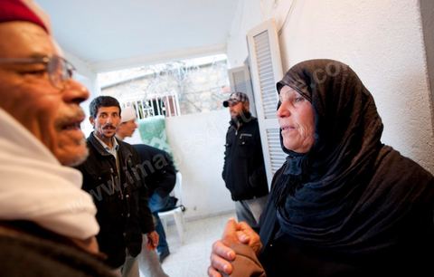 9 février : Les hommes venus prier et rendre hommage à Mohamed viennent saluer et soutenir la maman de Mohamed avant de se retirer. A la maison de Mohamed Bouazizi le 40ème jour de sa mort. Avec sa famille proche, mère, oncle, frère et soeurs, et amis du quartier célébration du 40ème jour de la mort de Mohamed Bouazizi. Dans la culture musulmane, le 40ème jour est le jour ou l'âme du défunt quitte la terre pour rejoindre le paradis, mùais aussi le jour où les parents doivent accepter ce départ de l'etre cher, le jour où l'on décrète la fin du deuil. ce jour là les proches de la famille viennent manger à la maison de la famille du défunt.