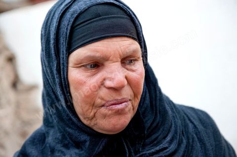 9 février : La maman de Mohamed à la maison de Mohamed Bouazizi le 40ème jour de sa mort. Avec sa famille proche, mère, oncle, frère et soeurs, et amis du quartier célébration du 40ème jour de la mort de Mohamed Bouazizi. Dans la culture musulmane, le 40ème jour est le jour ou l'âme du défunt quitte la terre pour rejoindre le paradis, mùais aussi le jour où les parents doivent accepter ce départ de l'etre cher, le jour où l'on décrète la fin du deuil. ce jour là les proches de la famille viennent manger à la maison de la famille du défunt.
