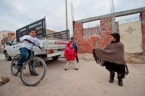 February 9: In front of Mohamed’s house, the family’s children are playing. At Mohamed Bouazizi’s home on the 40th day after his death. Together with his immediate family—his mother, uncle, brother, and sisters—and friends from the neighborhood, they are commemorating the 40th day since Mohamed Bouazizi’s death. In Muslim culture, the 40th day is the day when the soul of the deceased leaves the earth to enter paradise, but it is also the day when the family must accept the departure of their loved one—the day on which the mourning period is declared over. On this day, close relatives gather for a meal at the home of the deceased’s family.