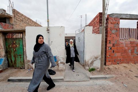 February 9: Neighbors come to visit and pay their respects to the family at Mohamed Bouazizi’s home on the 40th day after his death. Together with his immediate family—his mother, uncle, brother, and sisters—and friends from the neighborhood, they commemorate the 40th day since Mohamed Bouazizi’s death. In Muslim culture, the 40th day is the day when the soul of the deceased leaves the earth to enter paradise, but it is also the day when relatives must accept the departure of their loved one—the day when the mourning period is officially declared over. On this day, close relatives gather to eat at the home of the deceased’s family.