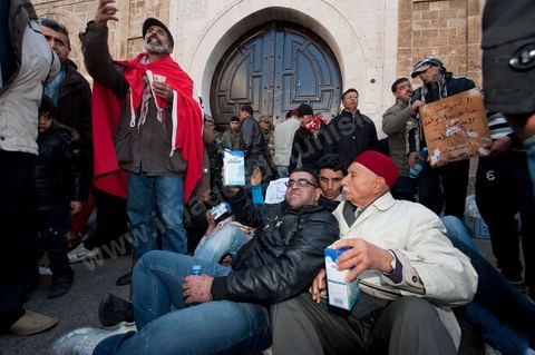 Journée du 23 janvier : arrivée à Tunis de la "Caravane de la Libération". Près d'un millier de manifestants venant des régions de Sidi Bouzid et Kasserine pour  " faire tomber le gouvernement". Après une nuit sur les routes de Tunisie, ces hommes, femmes et enfants à l'origine de cette révolution viennent s'installer devant les portes du Premier Ministère pour demander la démission du gouvernement. Soutenus par les tunisois qui leur apportent de la nourriture et écoutent les histoires de ces martyrs de la Révolution. Couchés devant les portes du premier ministre, ils décident de ne pas bouger tant que le gouvernement ne démissionne. C'est leur Révolution.