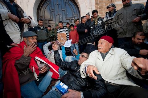 Journée du 23 janvier : arrivée à Tunis de la "Caravane de la Libération". Près d'un millier de manifestants venant des régions de Sidi Bouzid et Kasserine pour  " faire tomber le gouvernement". Après une nuit sur les routes de Tunisie, ces hommes, femmes et enfants à l'origine de cette révolution viennent s'installer devant les portes du Premier Ministère pour demander la démission du gouvernement. Soutenus par les tunisois qui leur apportent de la nourriture et écoutent les histoires de ces martyrs de la Révolution. Couchés devant les portes du premier ministre, ils décident de ne pas bouger tant que le gouvernement ne démissionne. C'est leur Révolution.