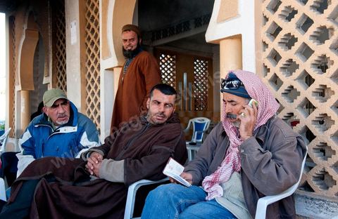 Mohamend Ayoun habite, vit et travaille à Regueb une ville à 30 km de Sidi Bouzid. Regueb a été à l'origine et au coeur des émeutes, mouvemenstd e protestations pour la démocratie et où la population a connu de très forts affrontements avec la police du régime de Ben Ali provocant 7 morts et une cinquantaine de blessés. Mohamed ancien combattant pendant 20 ans au Liban et en Palestine, il est revenu chez lui à Regueb où il a fondé sa famille et travaille comme ouvrier agricole saisonnier. Son expérience de revolutionnaire dasn le monde arabe ont fait de lui un maître et de cette révolution populaire tunsienne dasn sa ville, encadrant et soutenant cette jeunesse à la source de la révolte. Rencontré lors de la Caravane de la Libération à la place de la Kasbah de Tunis où pendant son sitin de 6 jours il a fait la grève de la faim pour obtenir le départ des ex Ben Ali dans le premier gouvernement de la transition. Quelques jours plus tard, je retrouve Mohamed à Regueb et passe 2 jours à la rencontre de sa vie et des gens de ces régions.