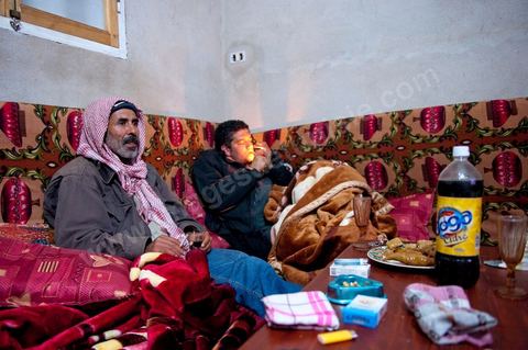Mohamend Ayoun habite, vit et travaille à Regueb une ville à 30 km de Sidi Bouzid. Regueb a été à l'origine et au coeur des émeutes, mouvemenstd e protestations pour la démocratie et où la population a connu de très forts affrontements avec la police du régime de Ben Ali provocant 7 morts et une cinquantaine de blessés. Mohamed ancien combattant pendant 20 ans au Liban et en Palestine, il est revenu chez lui à Regueb où il a fondé sa famille et travaille comme ouvrier agricole saisonnier. Son expérience de revolutionnaire dasn le monde arabe ont fait de lui un maître et de cette révolution populaire tunsienne dasn sa ville, encadrant et soutenant cette jeunesse à la source de la révolte. Rencontré lors de la Caravane de la Libération à la place de la Kasbah de Tunis où pendant son sitin de 6 jours il a fait la grève de la faim pour obtenir le départ des ex Ben Ali dans le premier gouvernement de la transition. Quelques jours plus tard, je retrouve Mohamed à Regueb et passe 2 jours à la rencontre de sa vie et des gens de ces régions.