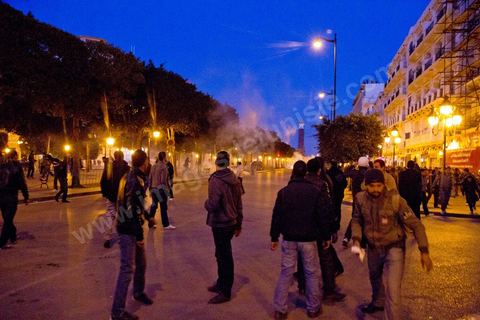 25 février 2011 : émeutiers sur l'avenue Habib Bourguiba, première nuit d'émeutes des jeunes avec la police devant le ministère de l'Intérieur sur l'avenue Habib Bourguiba, les affrontements dureront pendant tout le week end, jets de pierre, incendie de voitures de police, face à la police tir de lacrymo.