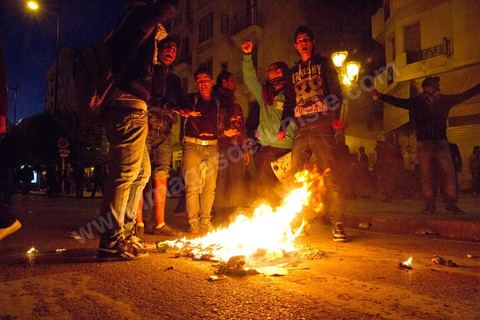25 février 2011 : émeutiers sur l'avenue Habib Bourguiba, première nuit d'émeutes des jeunes avec la police devant le ministère de l'Intérieur sur l'avenue Habib Bourguiba, les affrontements dureront pendant tout le week end, jets de pierre, incendie de voitures de police, face à la police tir de lacrymo.
