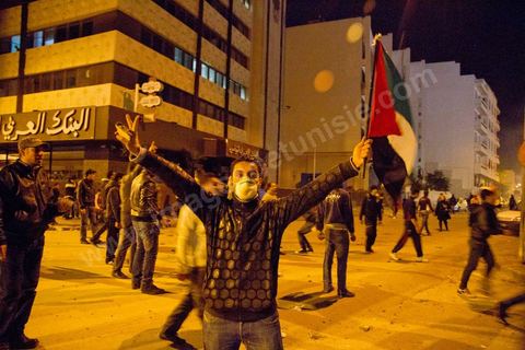 25 février 2011 : émeutiers sur l'avenue Habib Bourguiba, première nuit d'émeutes des jeunes avec la police devant le ministère de l'Intérieur sur l'avenue Habib Bourguiba, les affrontements dureront pendant tout le week end, jets de pierre, incendie de voitures de police, face à la police tir de lacrymo.