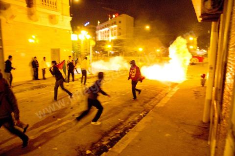 25 février 2011 : émeutiers sur l'avenue Habib Bourguiba, première nuit d'émeutes des jeunes avec la police devant le ministère de l'Intérieur sur l'avenue Habib Bourguiba, les affrontements dureront pendant tout le week end, jets de pierre, incendie de voitures de police, face à la police tir de lacrymo.