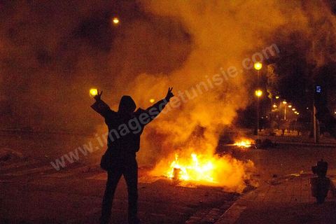 25 février 2011 : émeutiers sur l'avenue Habib Bourguiba, première nuit d'émeutes des jeunes avec la police devant le ministère de l'Intérieur sur l'avenue Habib Bourguiba, les affrontements dureront pendant tout le week end, jets de pierre, incendie de voitures de police, face à la police tir de lacrymo.