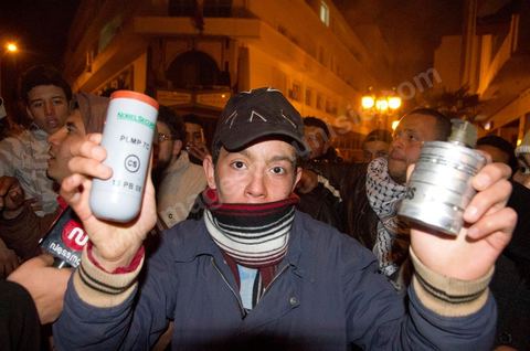 25 février 2011 : émeutiers sur l'avenue Habib Bourguiba, première nuit d'émeutes des jeunes avec la police devant le ministère de l'Intérieur sur l'avenue Habib Bourguiba, les affrontements dureront pendant tout le week end, jets de pierre, incendie de voitures de police, face à la police tir de lacrymo.