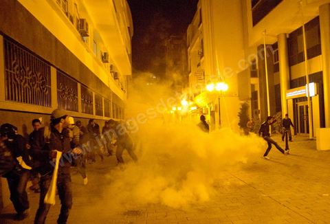 25 février 2011 : émeutiers sur l'avenue Habib Bourguiba, première nuit d'émeutes des jeunes avec la police devant le ministère de l'Intérieur sur l'avenue Habib Bourguiba, les affrontements dureront pendant tout le week end, jets de pierre, incendie de voitures de police, face à la police tir de lacrymo.