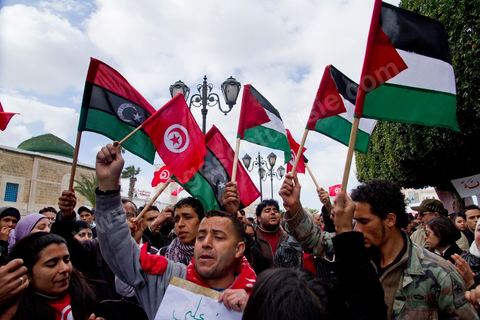 25 février : ce vendredi le sit in de la Kasbah voit le soutien de milliers de manifestants pacifiques sur la place de la Kasbah. Plus de 50 000 manifestants appelant à la démission du Premier ministre M. Ghanouchi et d'un gouvernement une fois pour toute séparé du RCD.