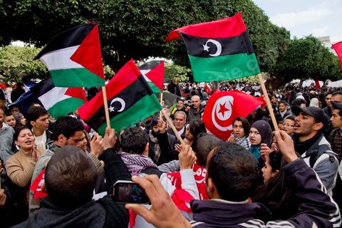 25 février : ce vendredi le sit in de la Kasbah voit le soutien de milliers de manifestants pacifiques sur la place de la Kasbah. Plus de 50 000 manifestants appelant à la démission du Premier ministre M. Ghanouchi et d'un gouvernement une fois pour toute séparé du RCD.