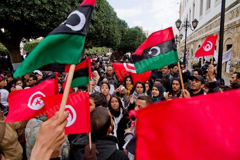 25 février : ce vendredi le sit in de la Kasbah voit le soutien de milliers de manifestants pacifiques sur la place de la Kasbah. Plus de 50 000 manifestants appelant à la démission du Premier ministre M. Ghanouchi et d'un gouvernement une fois pour toute séparé du RCD.