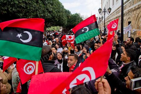 25 février : ce vendredi le sit in de la Kasbah voit le soutien de milliers de manifestants pacifiques sur la place de la Kasbah. Plus de 50 000 manifestants appelant à la démission du Premier ministre M. Ghanouchi et d'un gouvernement une fois pour toute séparé du RCD.
