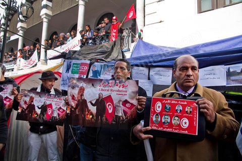 25 février : ce vendredi le sit in de la Kasbah voit le soutien de milliers de manifestants pacifiques sur la place de la Kasbah. Plus de 50 000 manifestants appelant à la démission du Premier ministre M. Ghanouchi et d'un gouvernement une fois pour toute séparé du RCD.