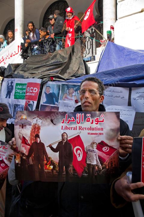 25 février : ce vendredi le sit in de la Kasbah voit le soutien de milliers de manifestants pacifiques sur la place de la Kasbah. Plus de 50 000 manifestants appelant à la démission du Premier ministre M. Ghanouchi et d'un gouvernement une fois pour toute séparé du RCD.
